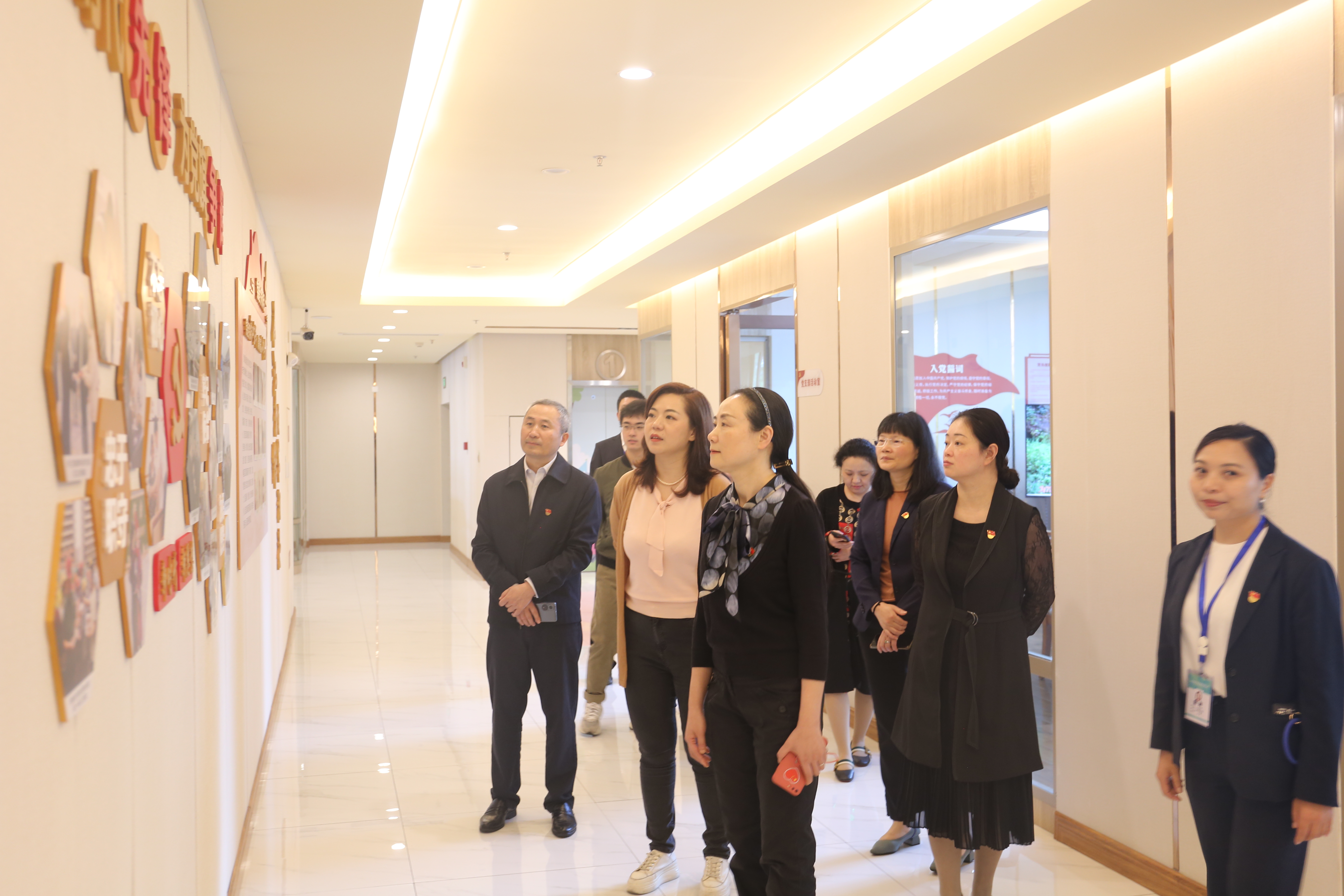瀘州市國資委專職黨委副書記胡琳調(diào)研春江酒城嘉苑紅色康養(yǎng)服務(wù)基地