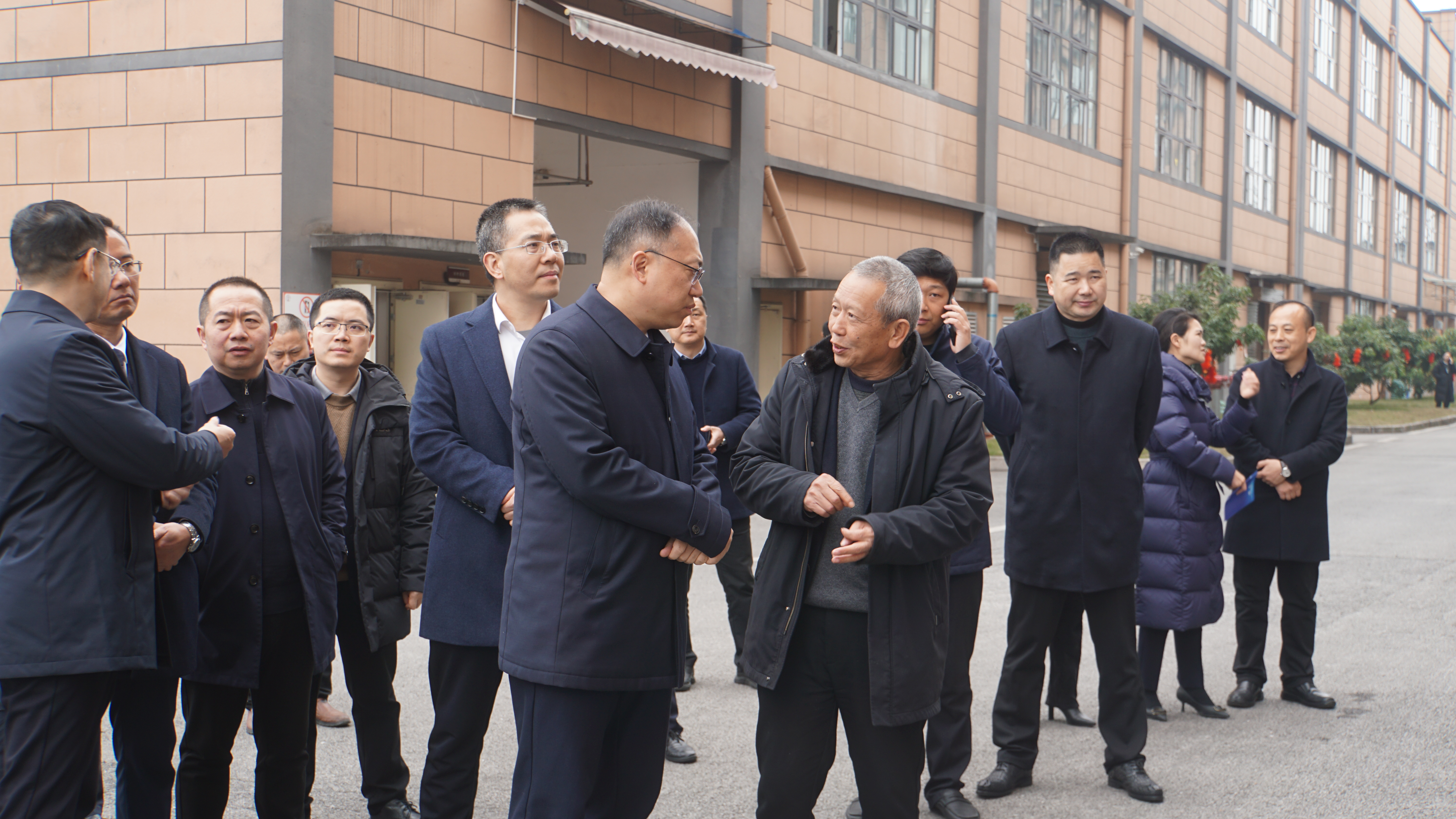 瀘州市市委常委、江陽區(qū)委書記郭宏川率30余家企事業(yè)單位調(diào)研天植中藥公司