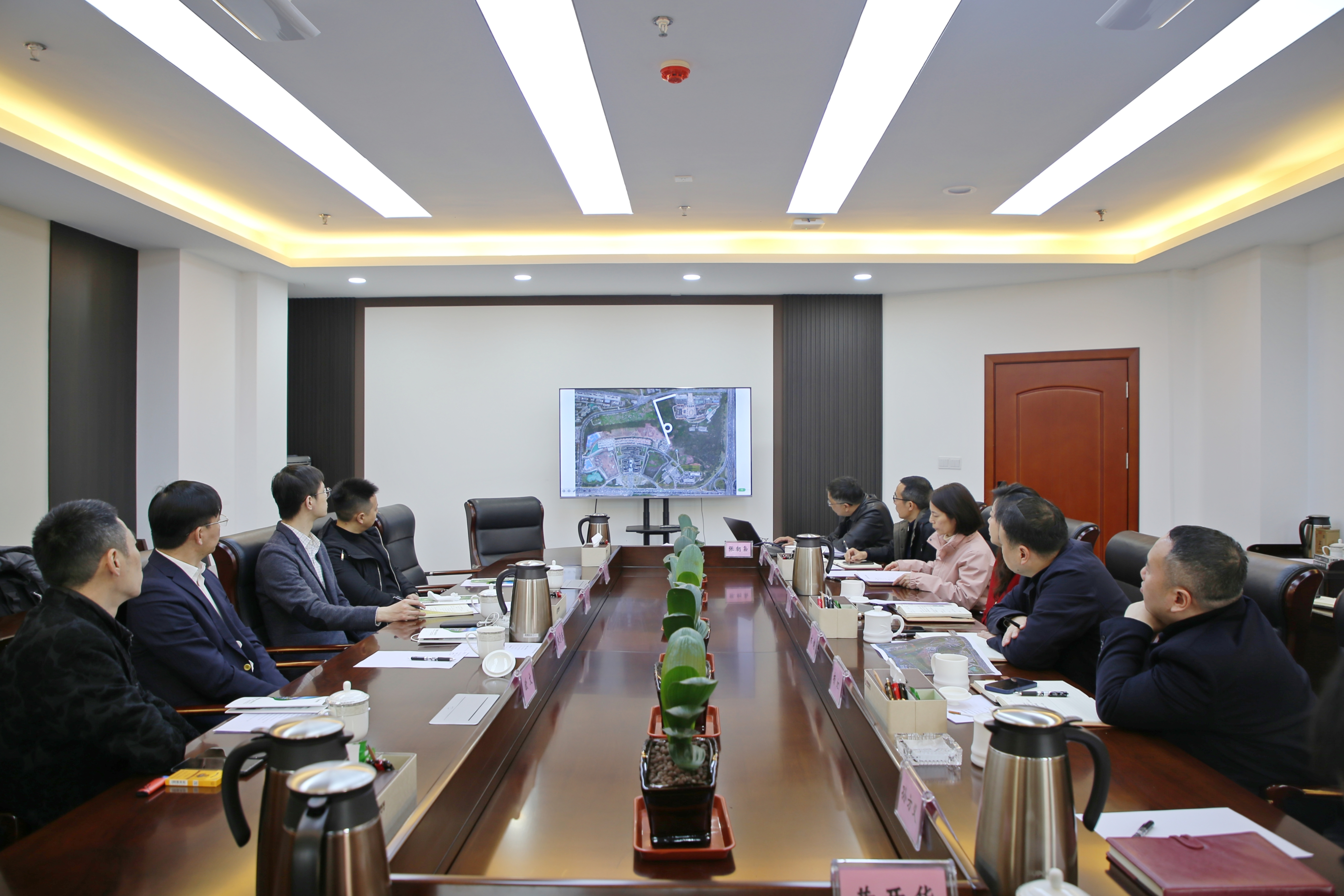 領地集團赴西南醫(yī)投集團進行實地考察交流